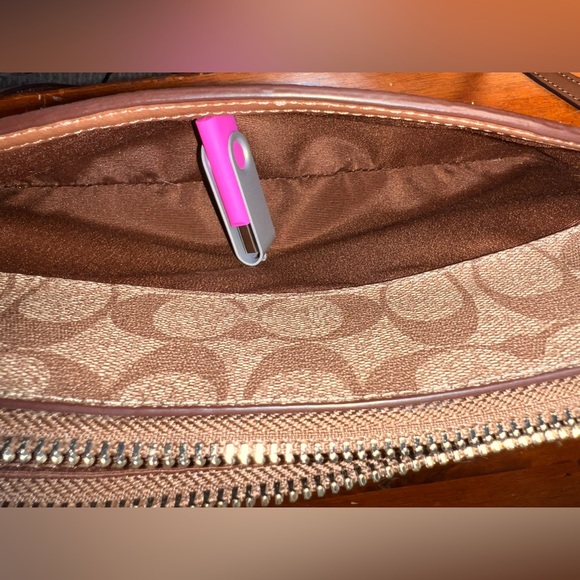 Coach east west crossbody - Picture 4 of 9